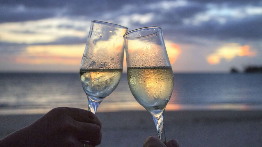 champagne glasses clinking