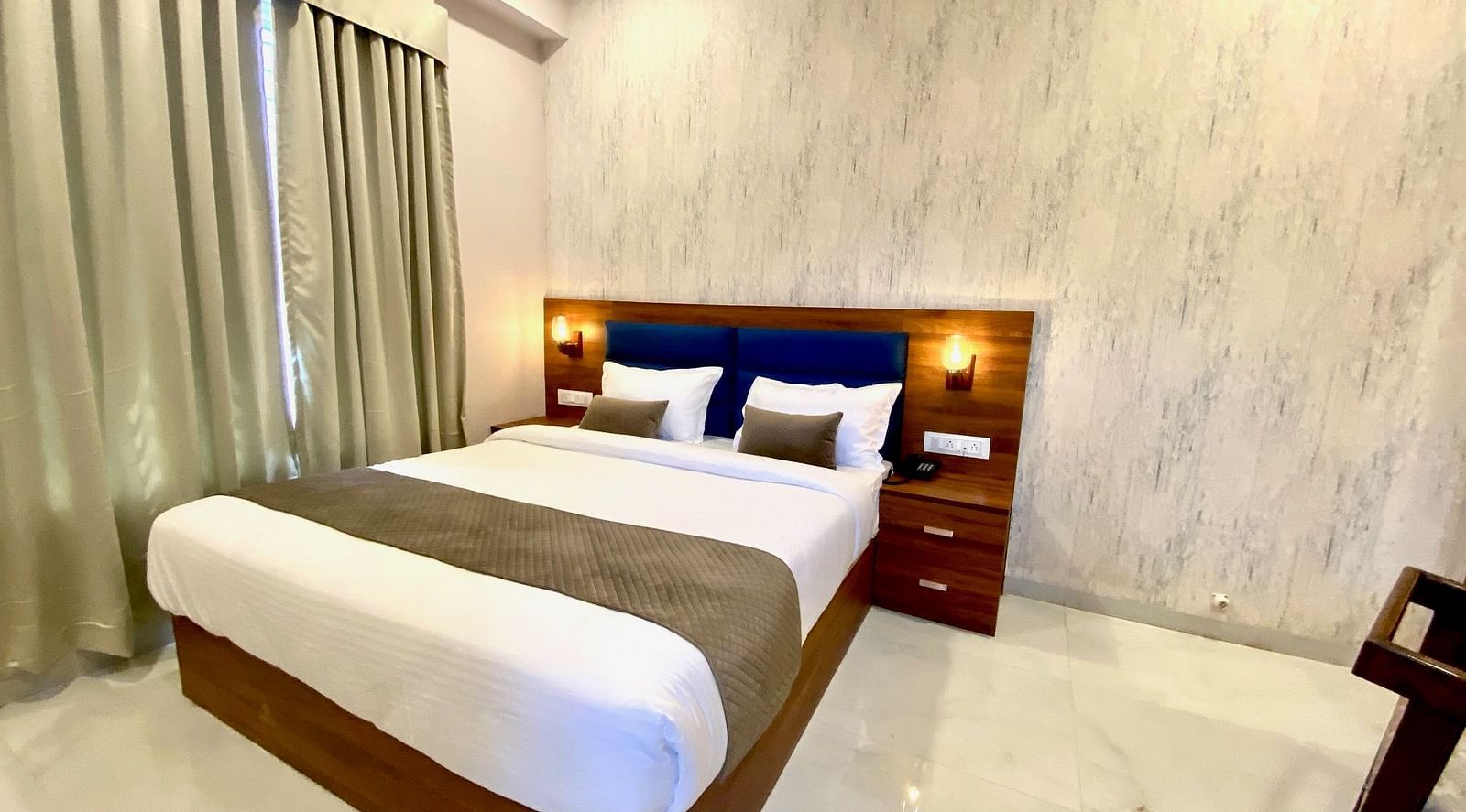 Room with comfortable double bed and wooden headboard  at Hotel Mumbai House, Indore