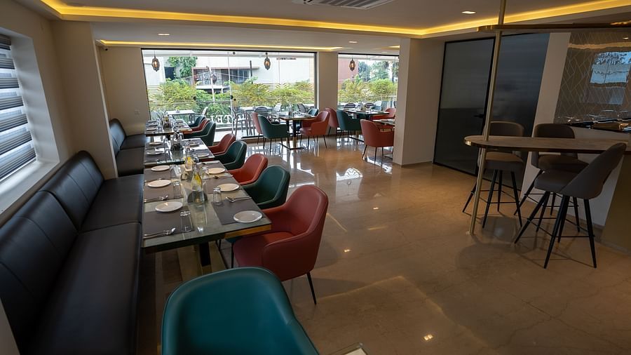 A side angle image of dining area - VRR Astoria Hotel and Conventional Centre