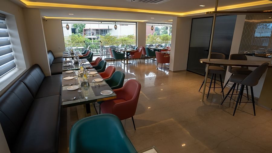 A side angle image of dining area - VRR Astoria Hotel and Conventional Centre