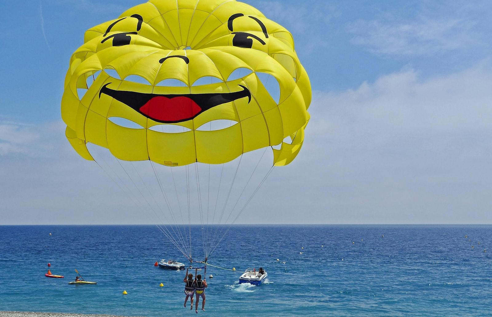 A person parasailing in the ocean.