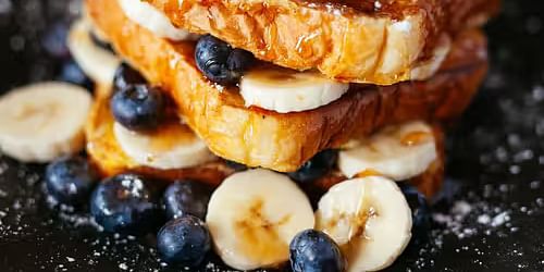 pancakes with bananas and blueberries