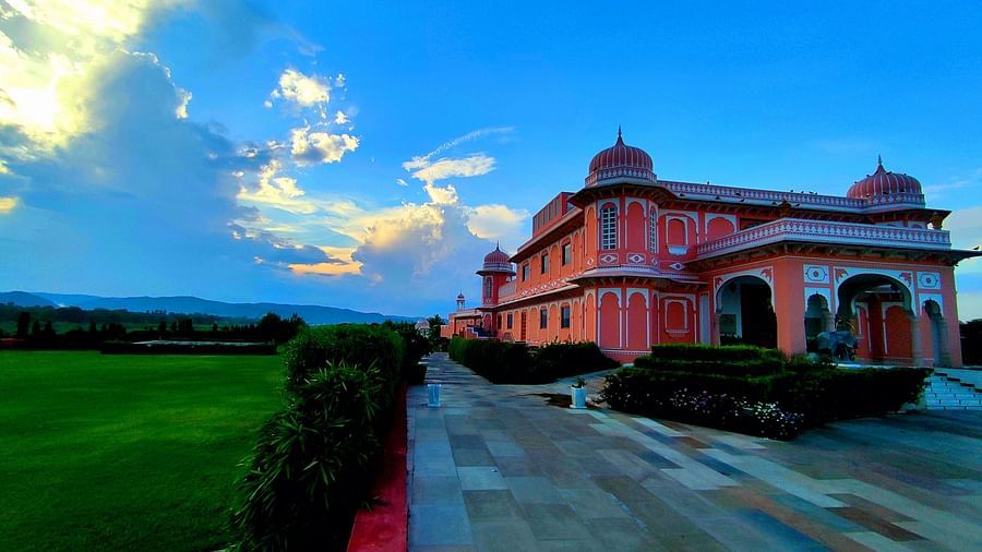 view of the facade of the resort and the garden - Buena Vista