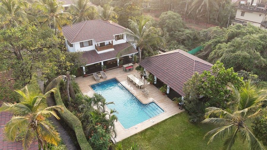 An aerial shot of Casa Sea - Vista Villa that shows the pool and villas surrounded by greenery