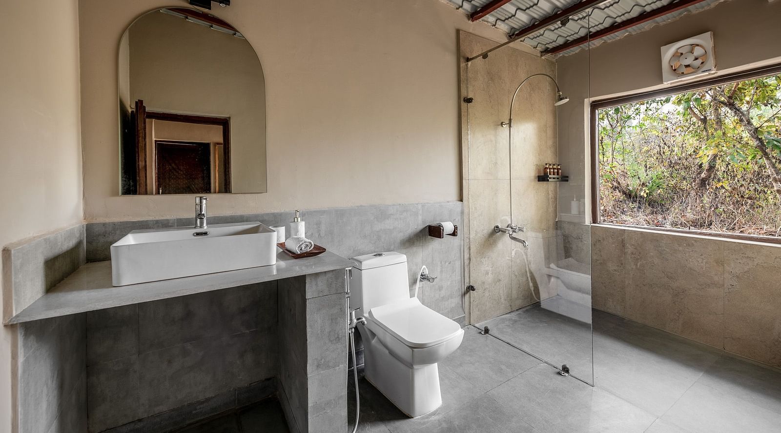Washroom at Mud House Suite at Saccharum Safari Lodge, Balaghat