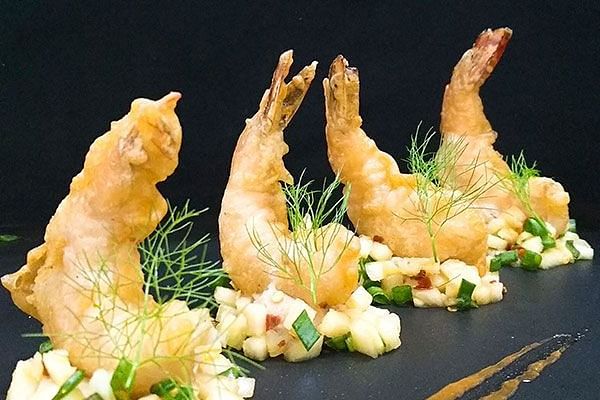 alt-text a plate of prawn tempura