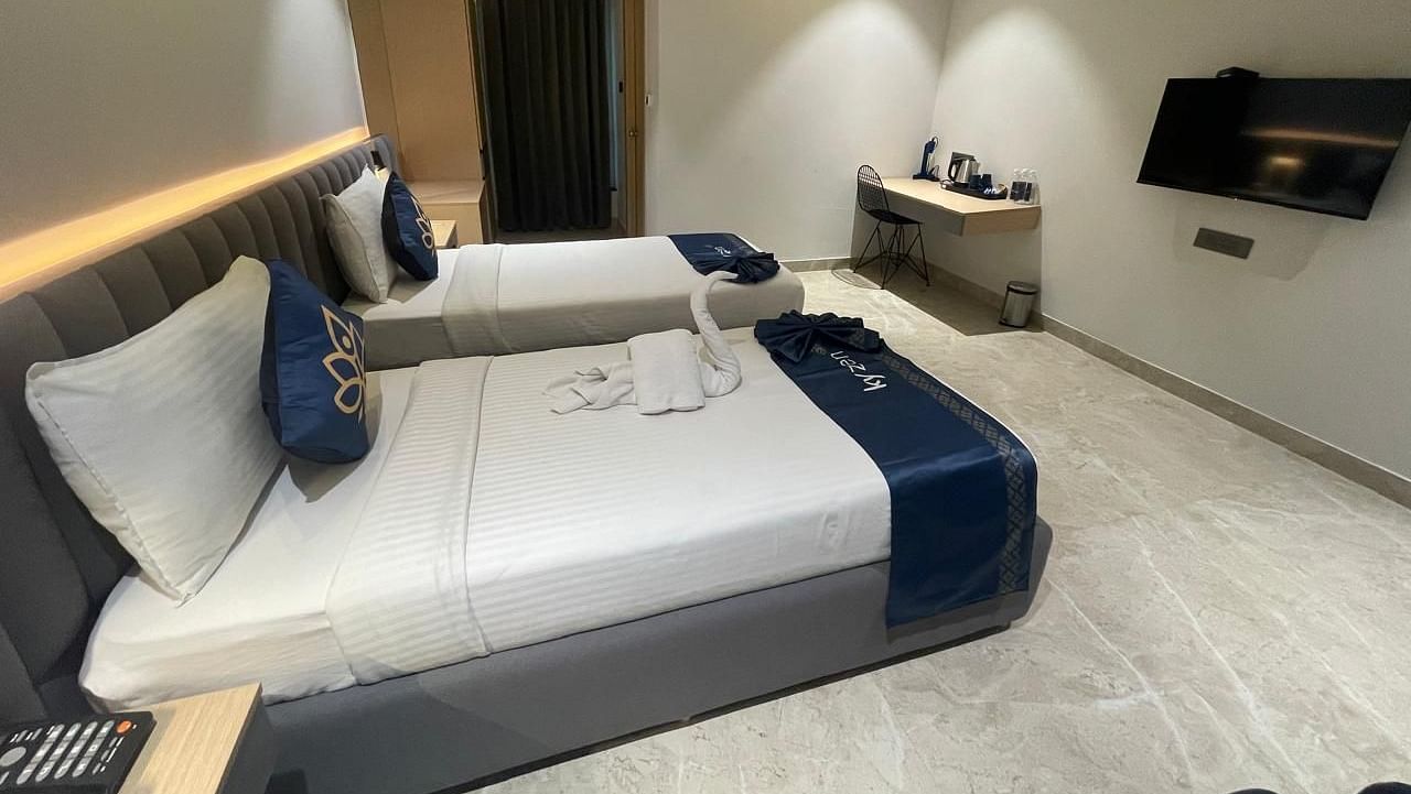 View of a cosy suite with twin beds and a minimalist design at Hotel Kyzen HiTech City – Your Zenly Stay