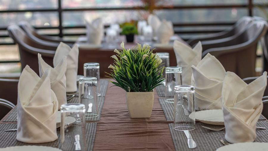 a image of a restautrant table