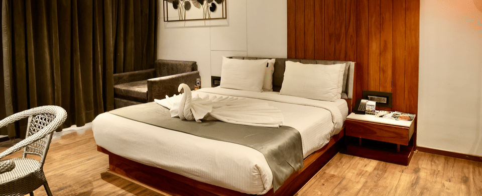 Premier Room, King bed with olive drapes and lounge chair