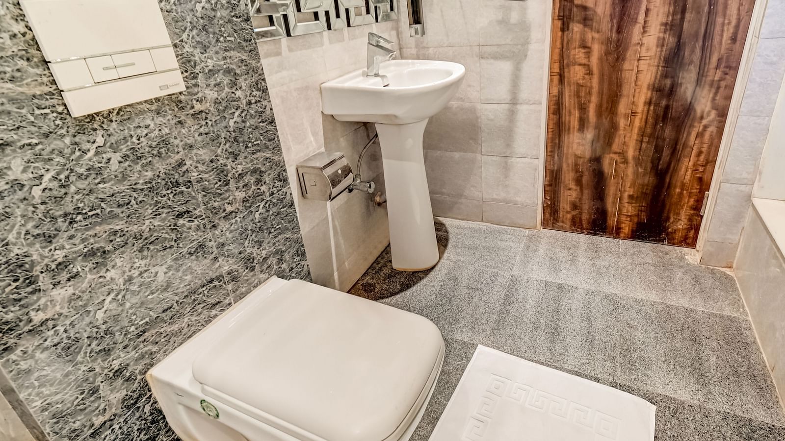 Deluxe room with a private balcony featuring the clean bathroom