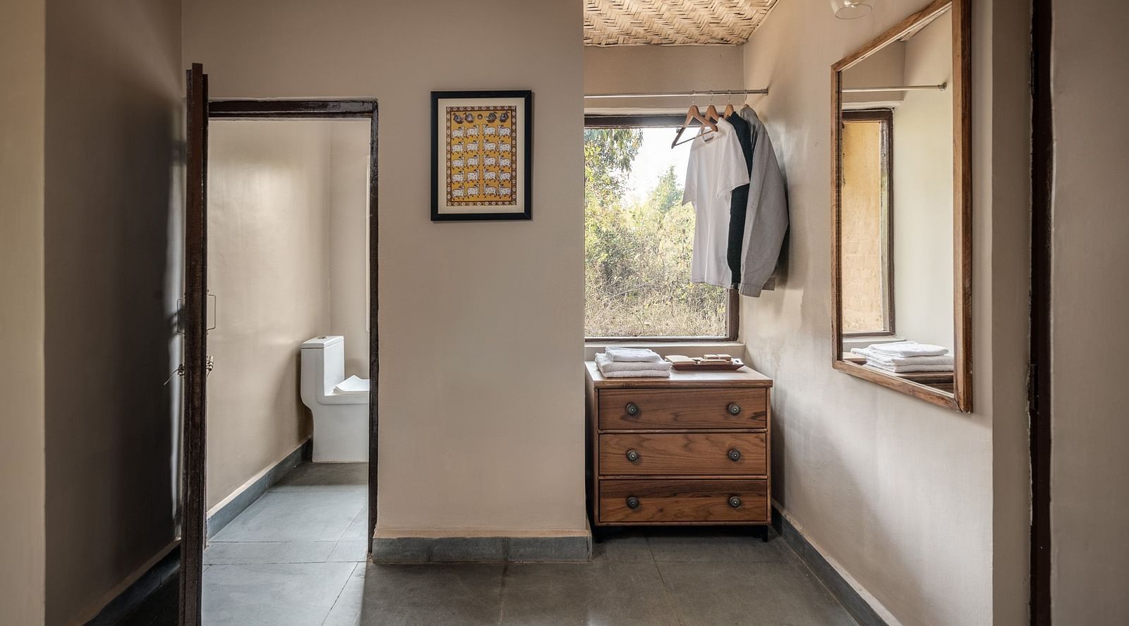 Additional washroom at the Mud House Suite at Saccharum Safari Lodge, Balaghat