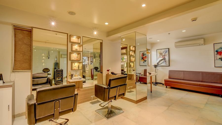 Luxurious spa treatment room setup with mirrors at the SSK spa 