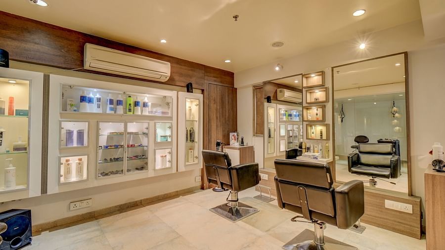 Luxurious spa treatment room setup with mirrors at the SSK spa 