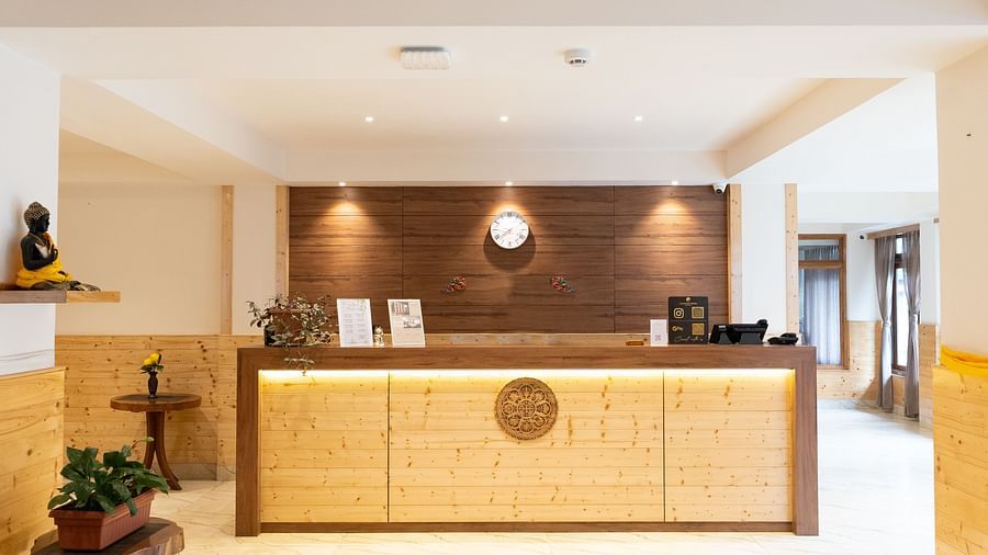 Image of the reception with a front desk at our hotel I Avianna Gangtok Prime Hotel & Spa