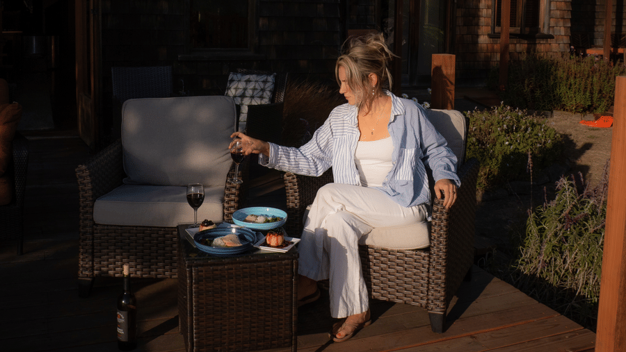 25-brewery-gulch-inn-alfresco-dining-on-deck-at-dusk