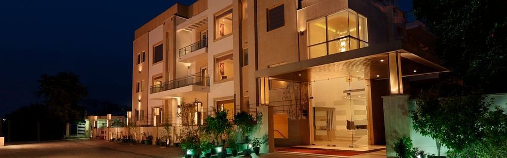 Facade of Inde Vistawoods at night 