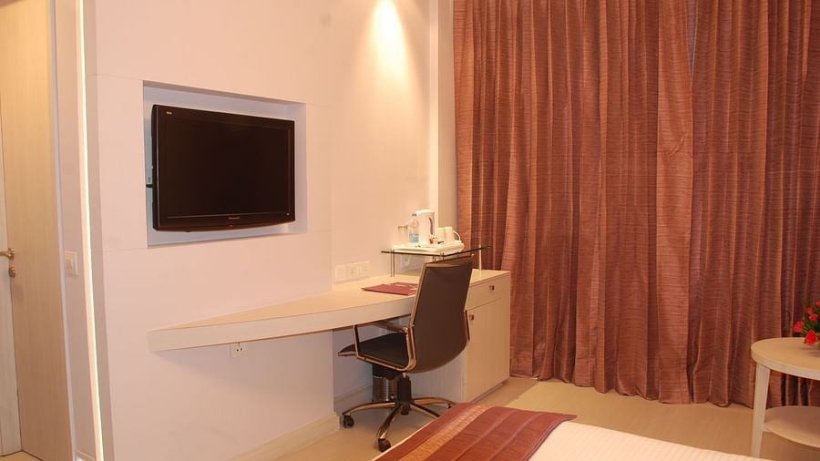 Deluxe Rooms at Hotel Sarovar Portico Naraina New Delhi 1