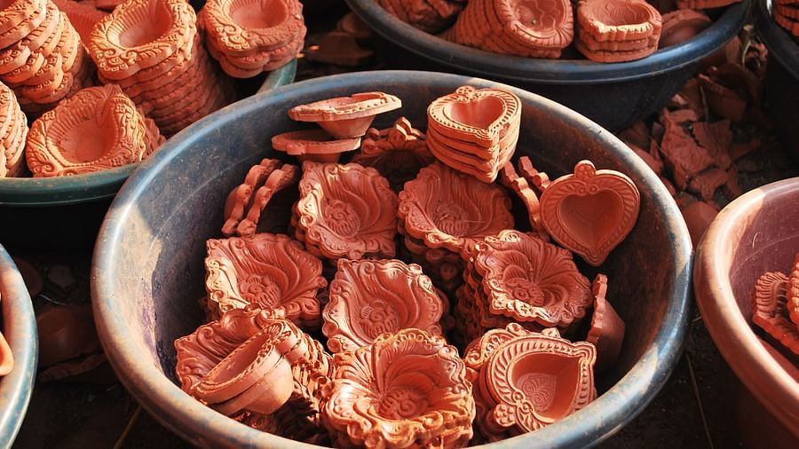 plain diyas in multiple pots