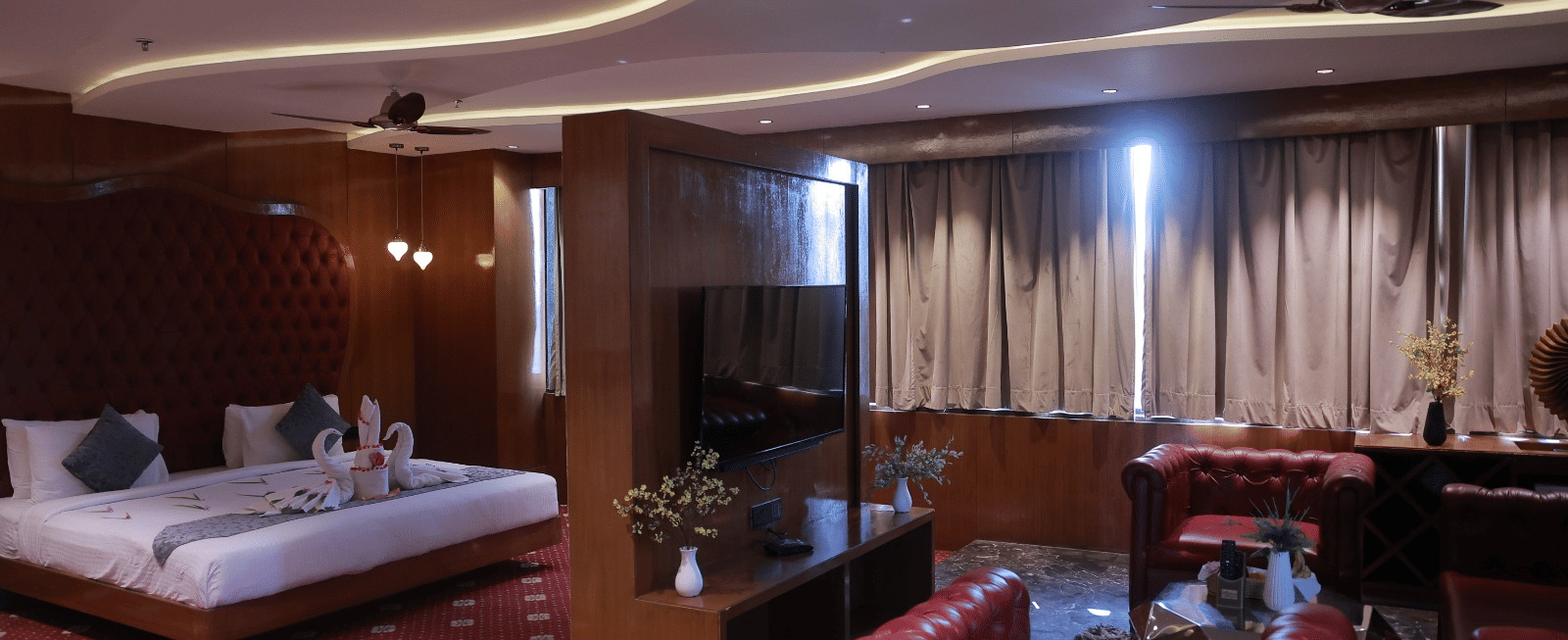 Offers, Suite bedroom with lounge seating
