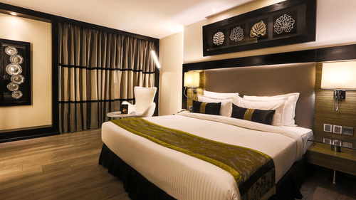 The Empresa Boutique Hotel - the king size bed offered by the Deluxe Room in Andheri