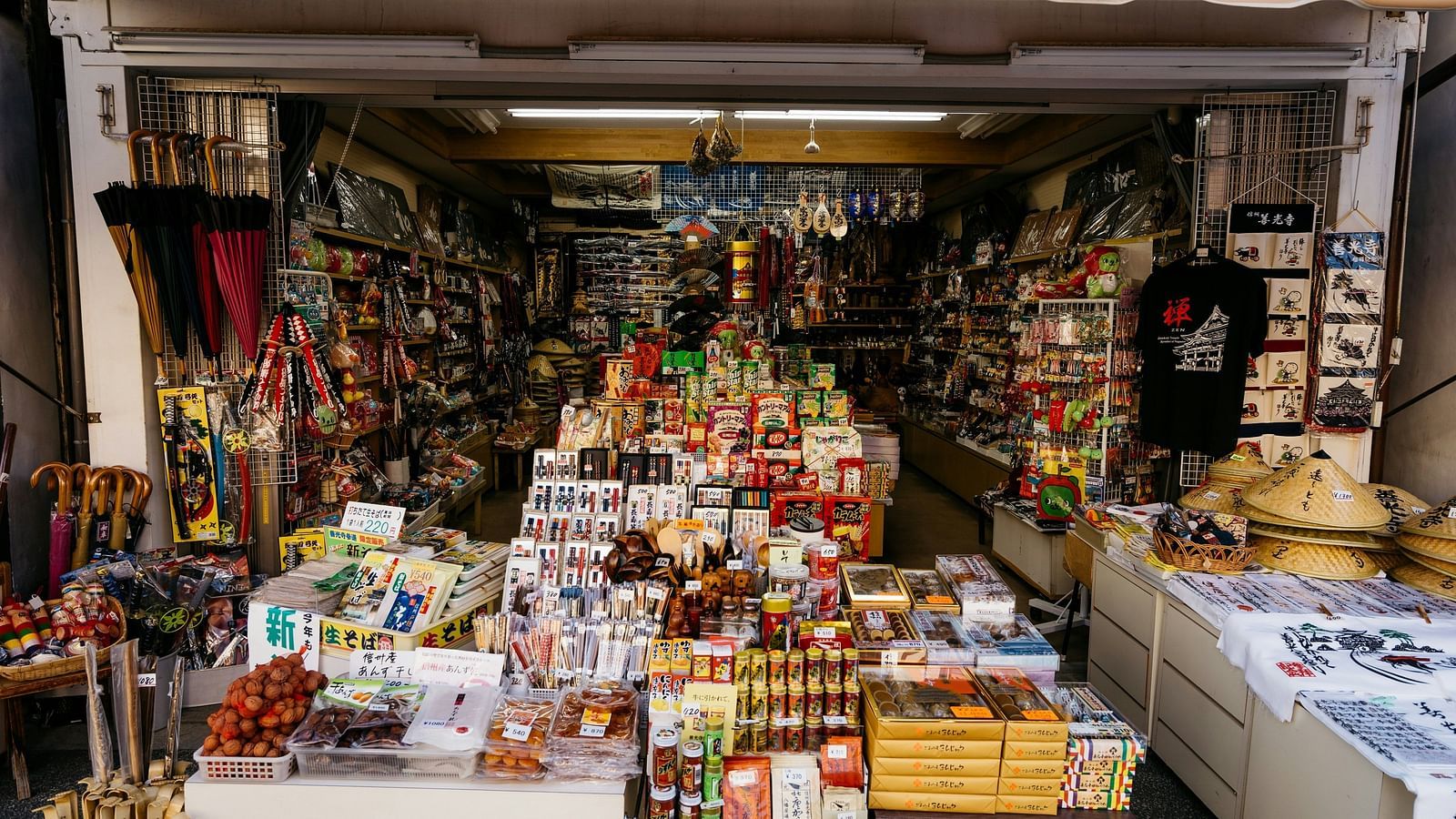 An image of a souvenir shop at Jim Corbett Museum.
