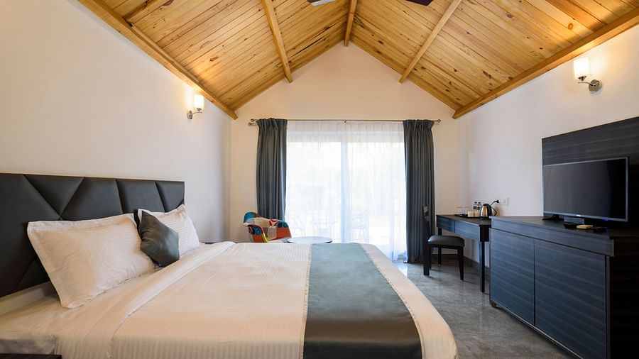 classic cottage room and interior - White Woods Resort, Morjim