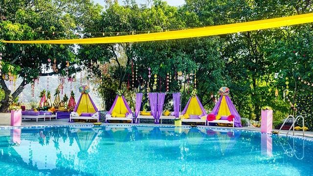 alt-text Poolside wedding venue with colorful decorations.