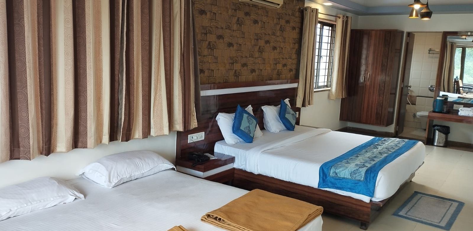 The Suite at Mountview Resort, furnished with two king size beds, air-conditioning, and a seating area.