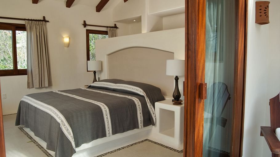 Solana boutique B&B Zihuatanejo Azulillo grand suite king bed Solana BandB Zihuatanejo Mexico