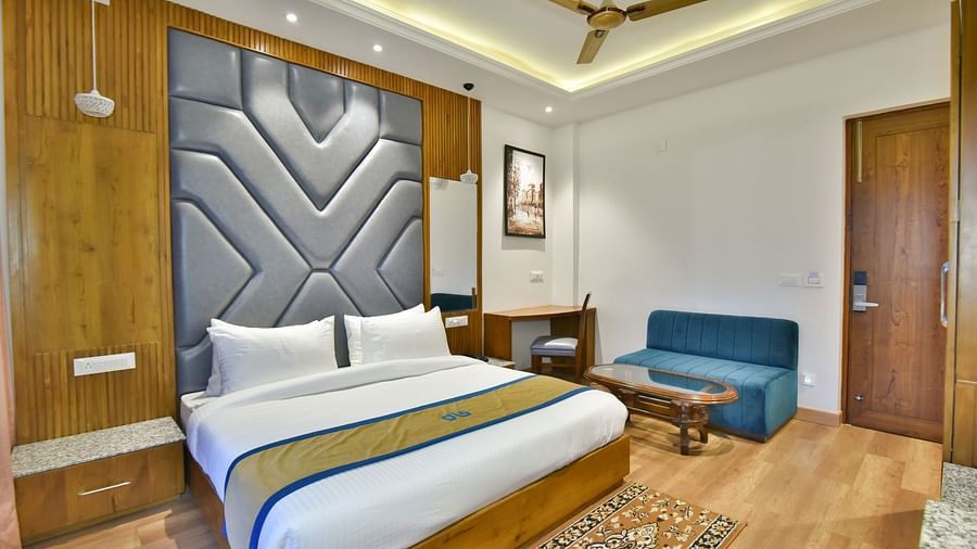 A large bed in Deluxe Non-view Room at DLS Ark Holiday Inn, Banikhet.