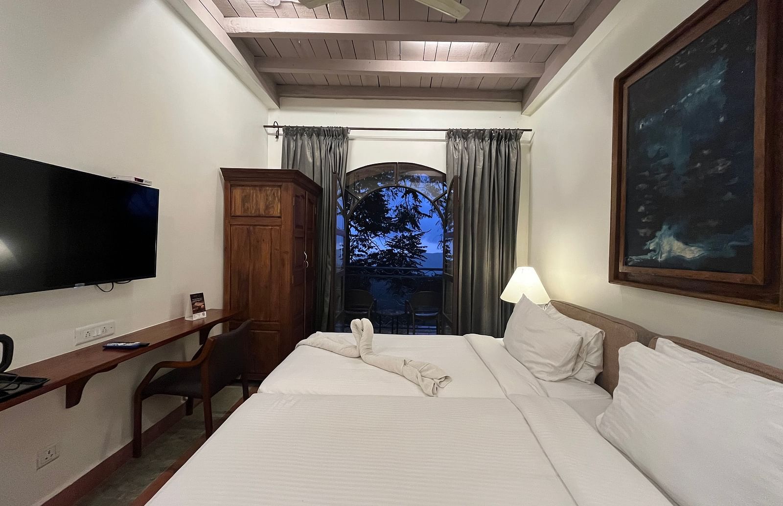 Side view of twin beds in the bedroom | Mango Hill, Yercaud