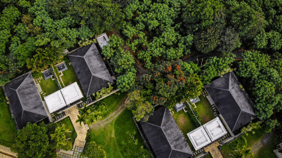 An aerial view of The Serai Chikmagalur, a Chikmagalur resort for couples, surrounded by lush greenery.