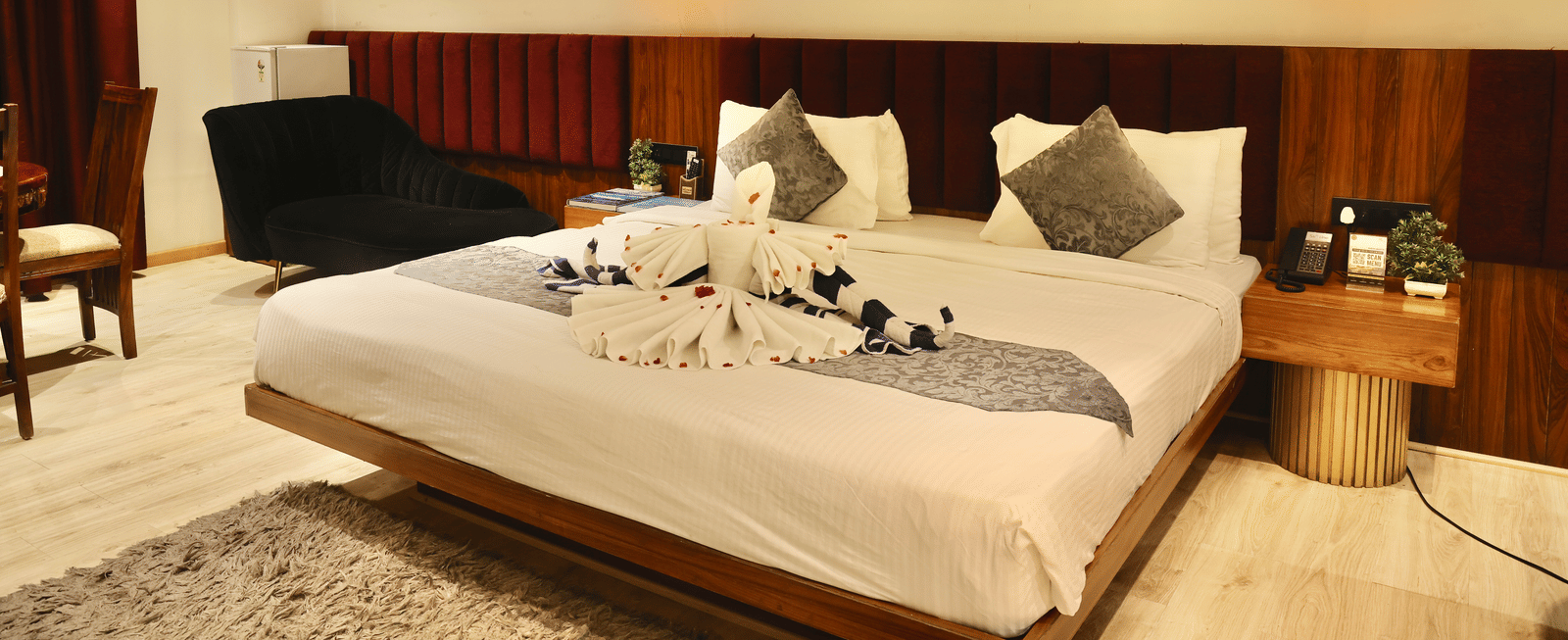 Club Suite, King bed dressed with swan towel art
