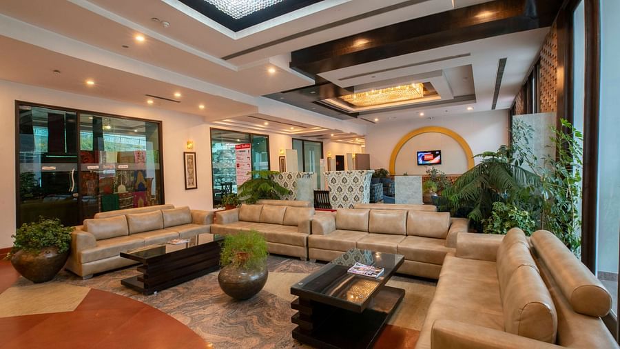 Lobby area of a hotel featuring sofas and tables - Mastiff Grannd, Manali
