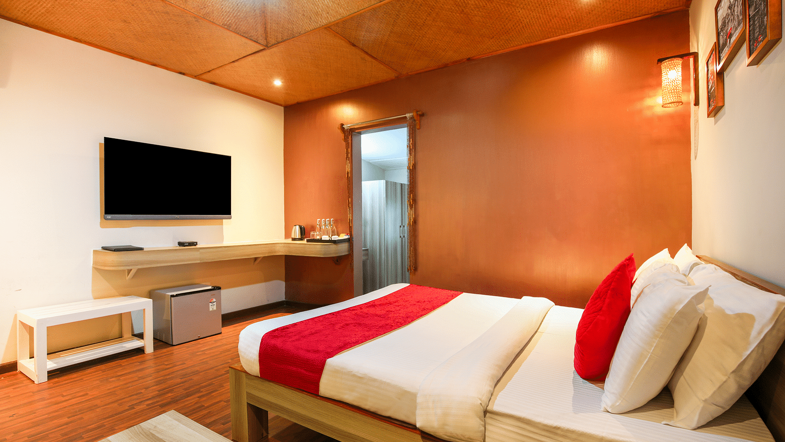 Queen cottage room