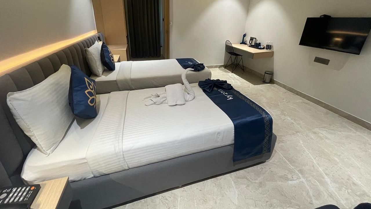 View of a cosy suite with twin beds and a minimalist design at Hotel Kyzen HiTech City – Your Zenly Stay