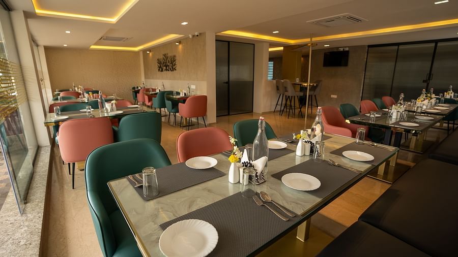 A side angle image of dining area - VRR Astoria Hotel and Conventional Centre