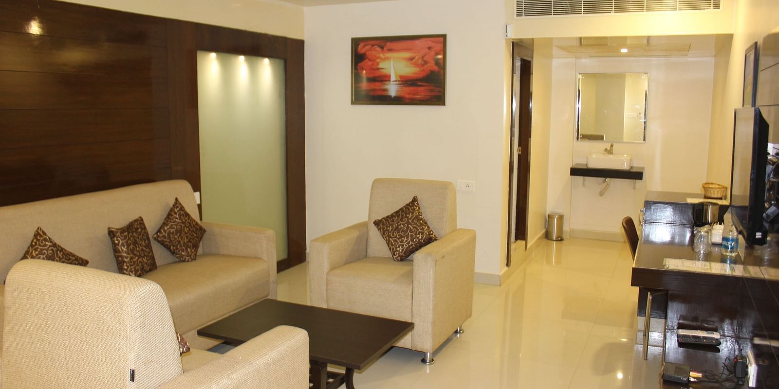 Living roon with sofas and a coffee table at Hotel Green Apple