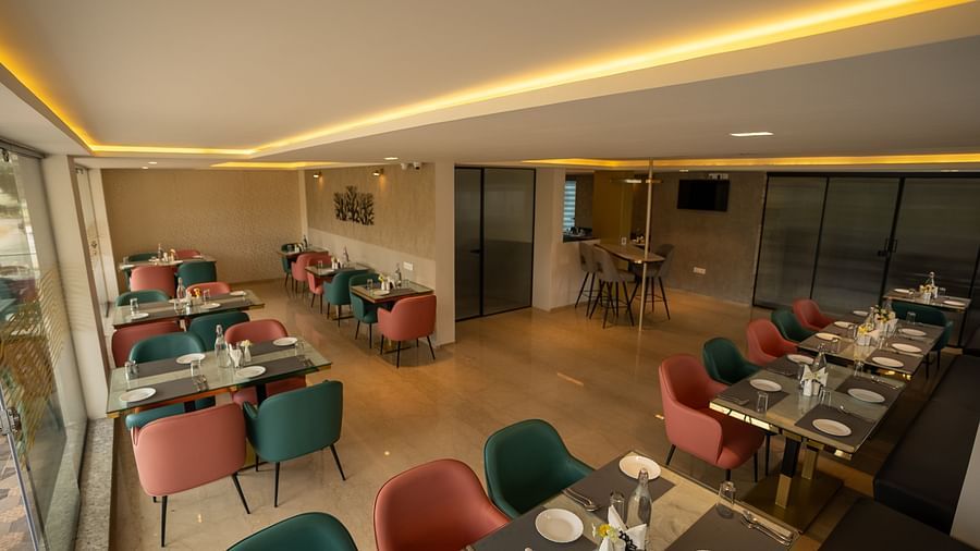 A side angle image of dining area - VRR Astoria Hotel and Conventional Centre