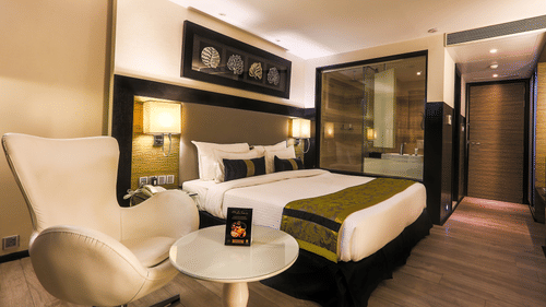The Empresa Boutique Hotel - the king size and a sitting space beside it in the Executive Room in Andheri