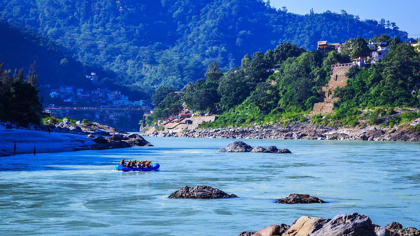 A close-up picture of a River flowing through mountains 