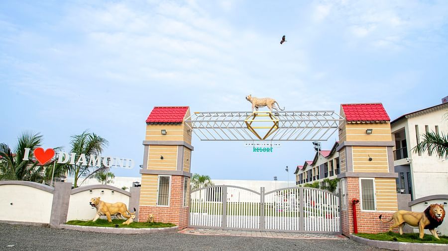 The entrance of the resort with a statue of an animal over the gate structure - VITS Select Diamond Resort, Sasan Gir