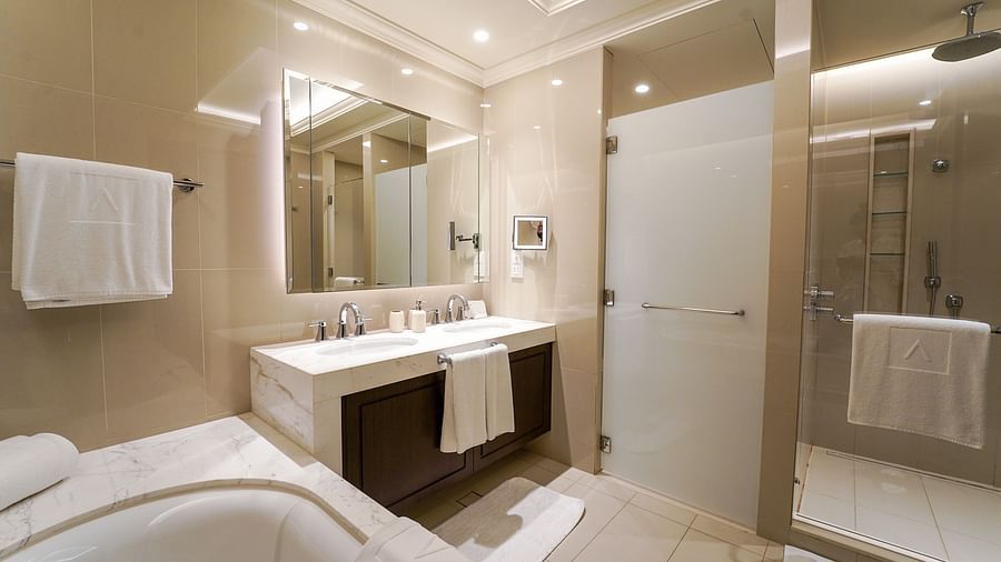 Address Fountain Views Residence Tower - the wash basin and the bathtub offered by the washroom