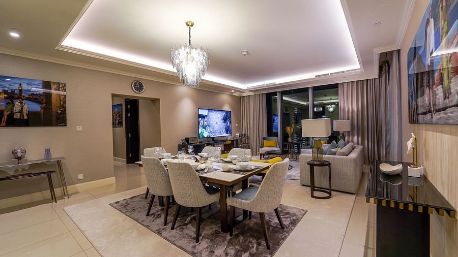 Address Fountain Views Residence Tower - the dining hall with a chandelier hanging above it at the apartment in Dubai
