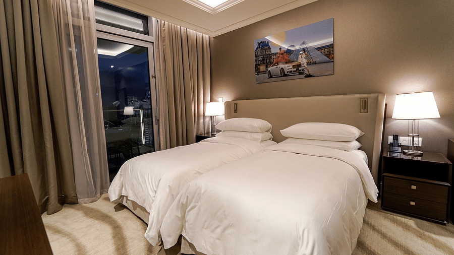 Address Fountain Views Residence Tower - the twin sharing beds with a wall painting hanging above the beds at the apartment in Dubai