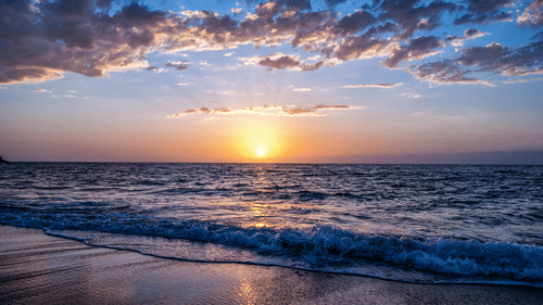 Sunset view in Ramnagar Beach, Neil Island featuring the waves and the clouded sky.