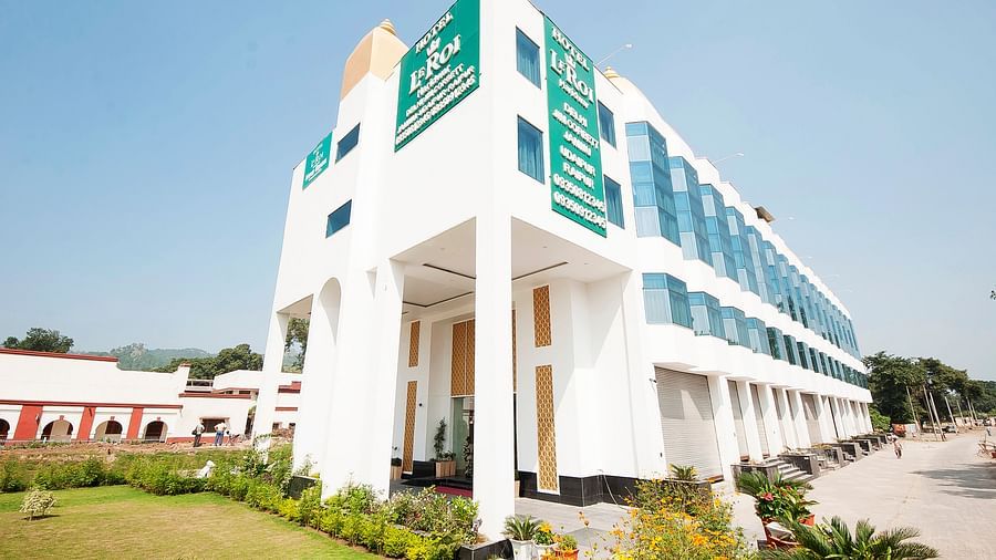 facade of le roi haridwar hotel