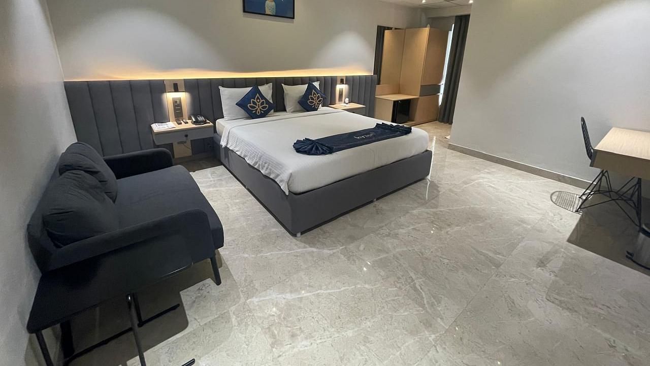 Suite with cosy seating area and king size bed at Hotel Kyzen HiTech City – Your Zenly Stay