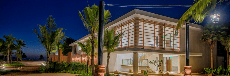 The view of the Luxury Room with Patio wing from outside 2