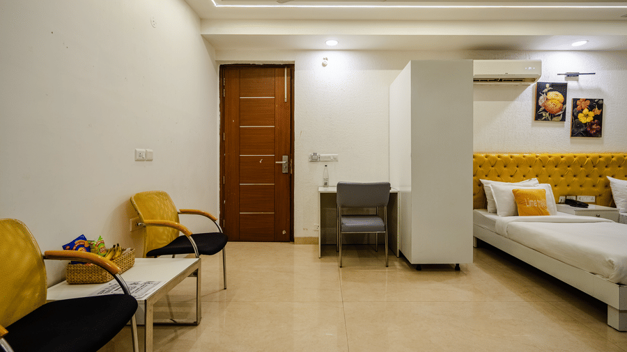 Suite of Lime Tree Luxury Studio featuring an open kitchen, seating, and accent cushions.
